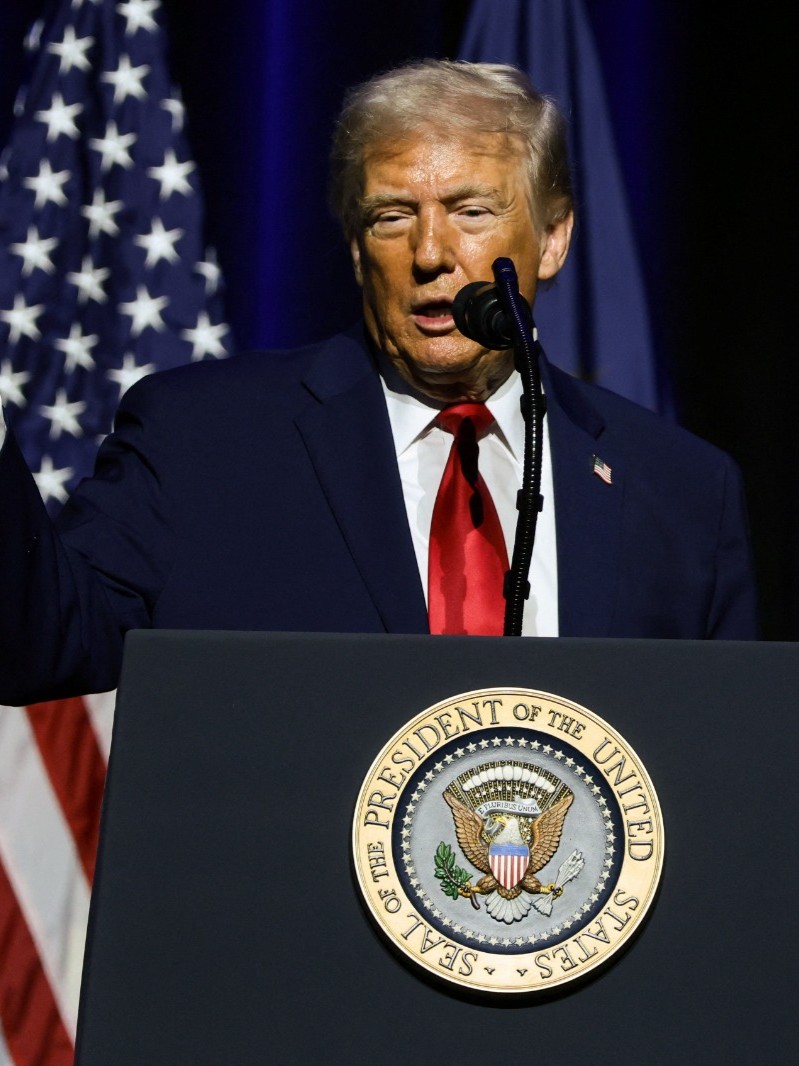 ترمب يفرض رسوماً 25% على واردات بعض الرقائق المتطورة 