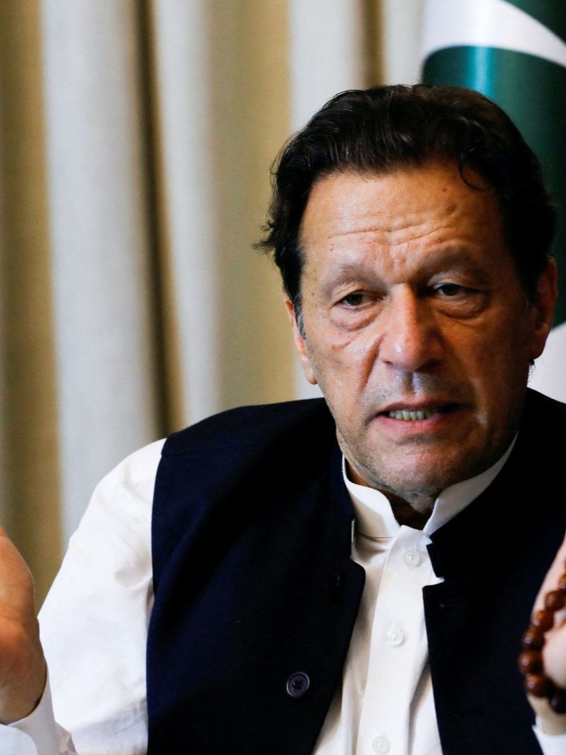 باكستان.. السجن 17 عاماً بحق عمران خان وزوجته في قضية "فساد" 