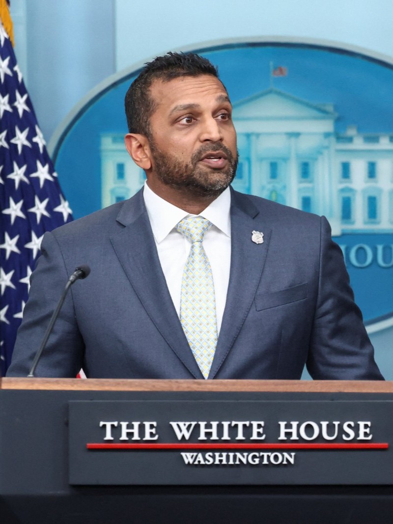 مدير FBI يقاضي مجلة "ذي أتلانتيك" ويطلب تعويضاً 250 مليون دولار 