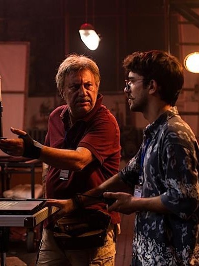 Black Rabbit, White Rabbit.. مرحباً في بلاد العجائب 