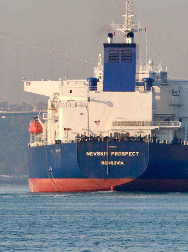 بريطانيا تسمح للجيش باعتلاء ناقلات أسطول الظل الروسي 