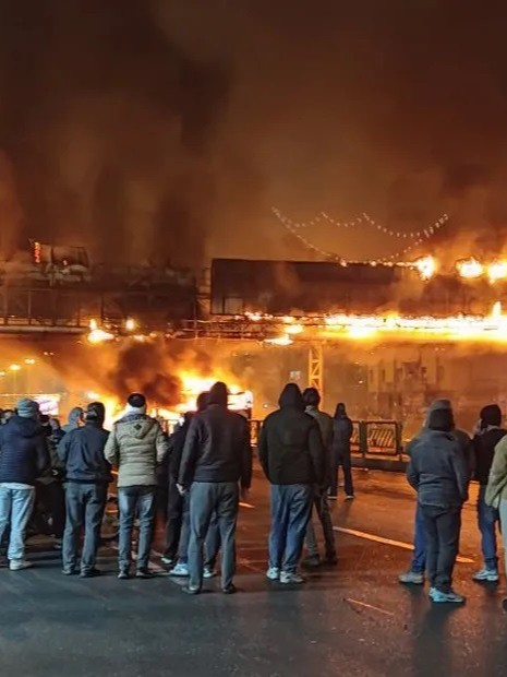 "أخطر إشارة" قبل الاحتجاجات.. هكذا دفع انهيار بنك "غامض" إيران إلى الحافة 