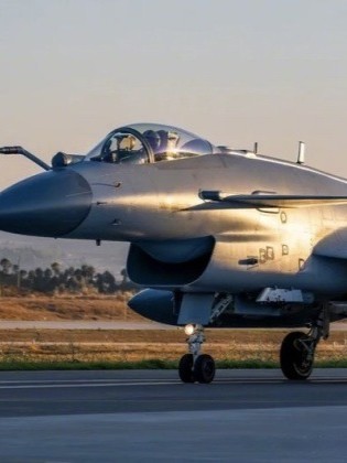 الصين تزود مقاتلات الجيل الرابع بصاروخ PL-17 الأطول مدى عالمياً 