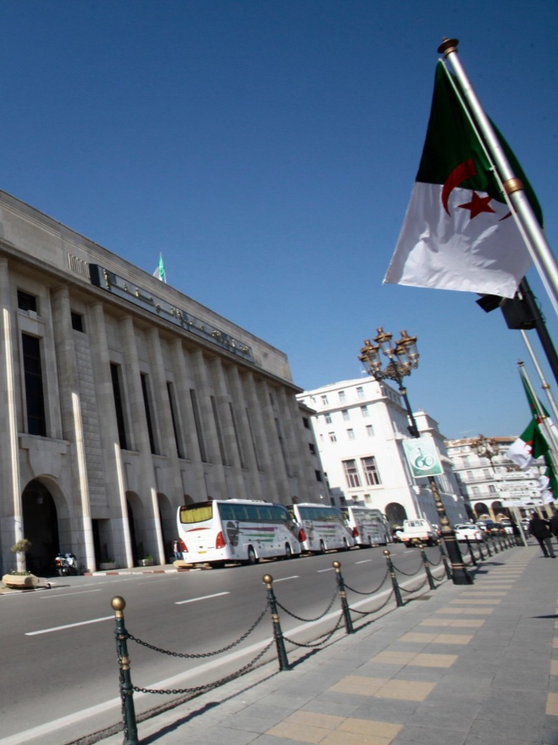 الجزائر تمضي قدماً في قانون "تجريم الاستعمار الفرنسي".. وباريس تعتبرها خطوة "عدائية" 