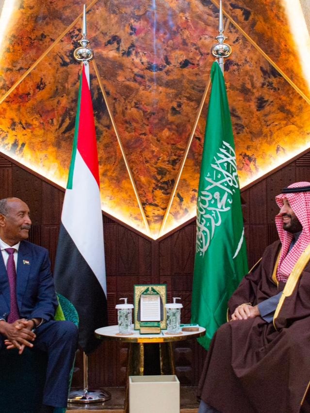 ولي العهد السعودي يلتقي رئيس مجلس السيادة السوداني في الرياض 