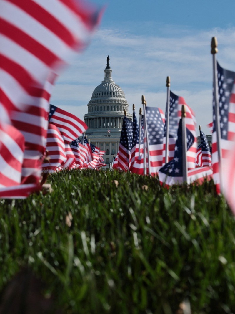 الديمقراطيون يحذرون ترمب من "فراغ دبلوماسي": 100 سفارة أميركية بلا سفراء 