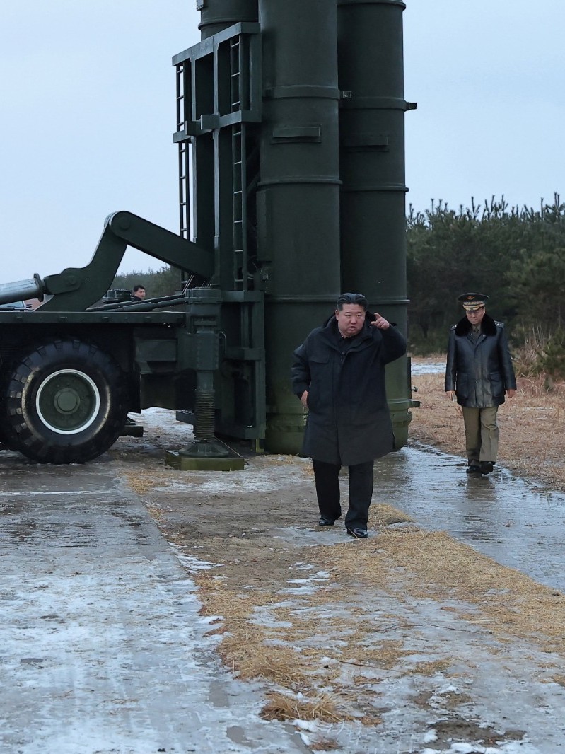 زعيم كوريا الشمالية يشرف على اختبار صواريخ بعيدة المدى 