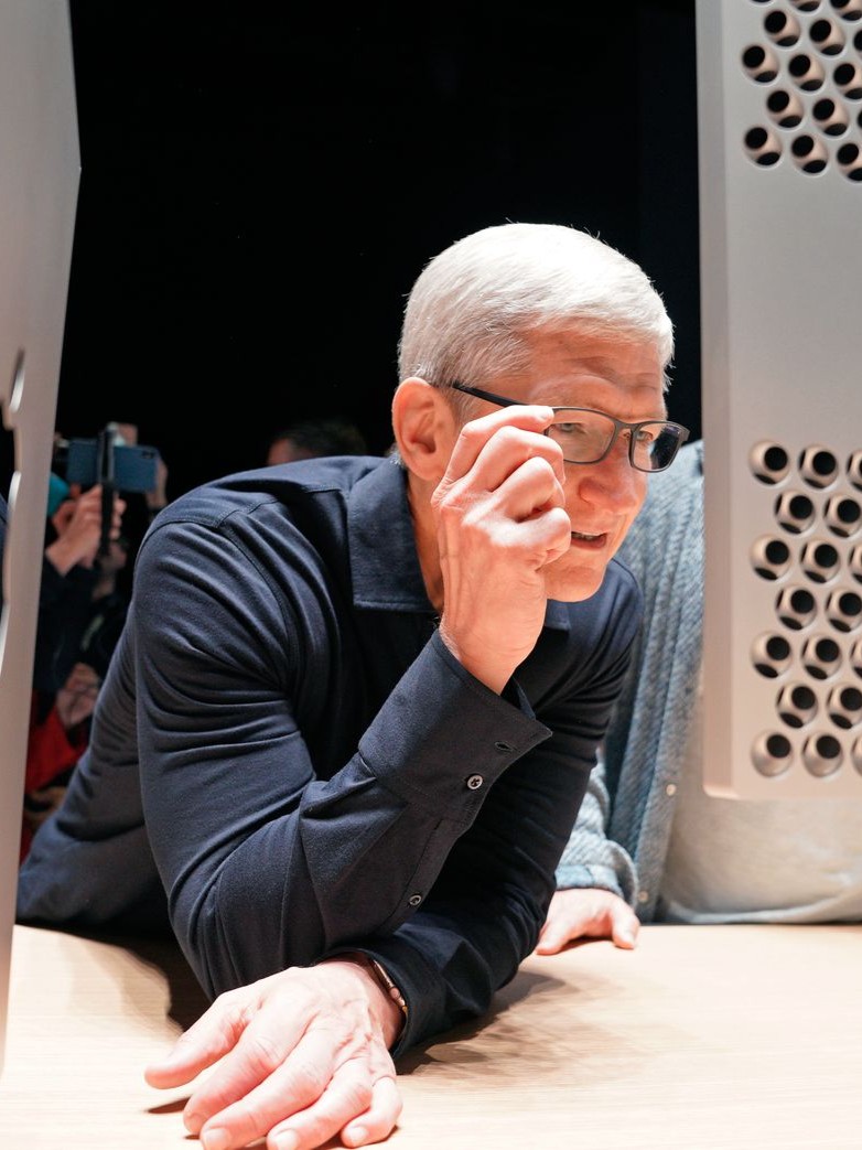 أبل تعلن تعيين جون تيرنوس رئيساً تنفيذياً خلفاً لتيم كوك عاجل 