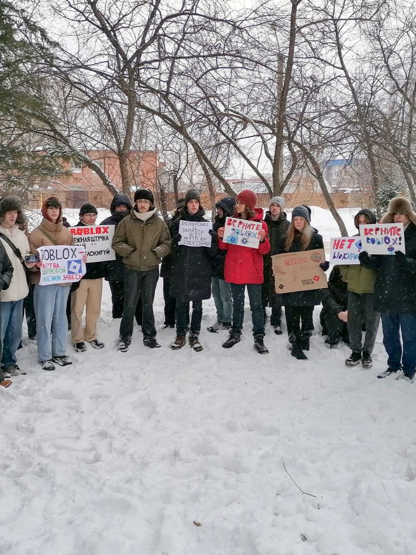 "ارفعوا أيديكم عن روبلوكس".. روس يتحدون الجليد للاعتراض على حجب منصة الألعاب 