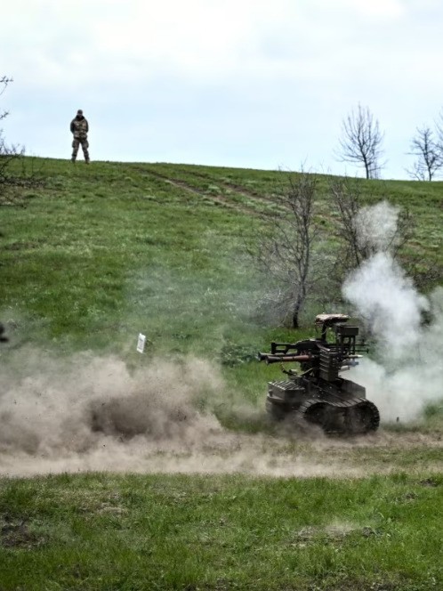 "الروبوتات لا تنزف".. أوكرانيا تدفع بالمسيرات الأرضية إلى ساحات القتال بدلاً من الجنود عاجل 