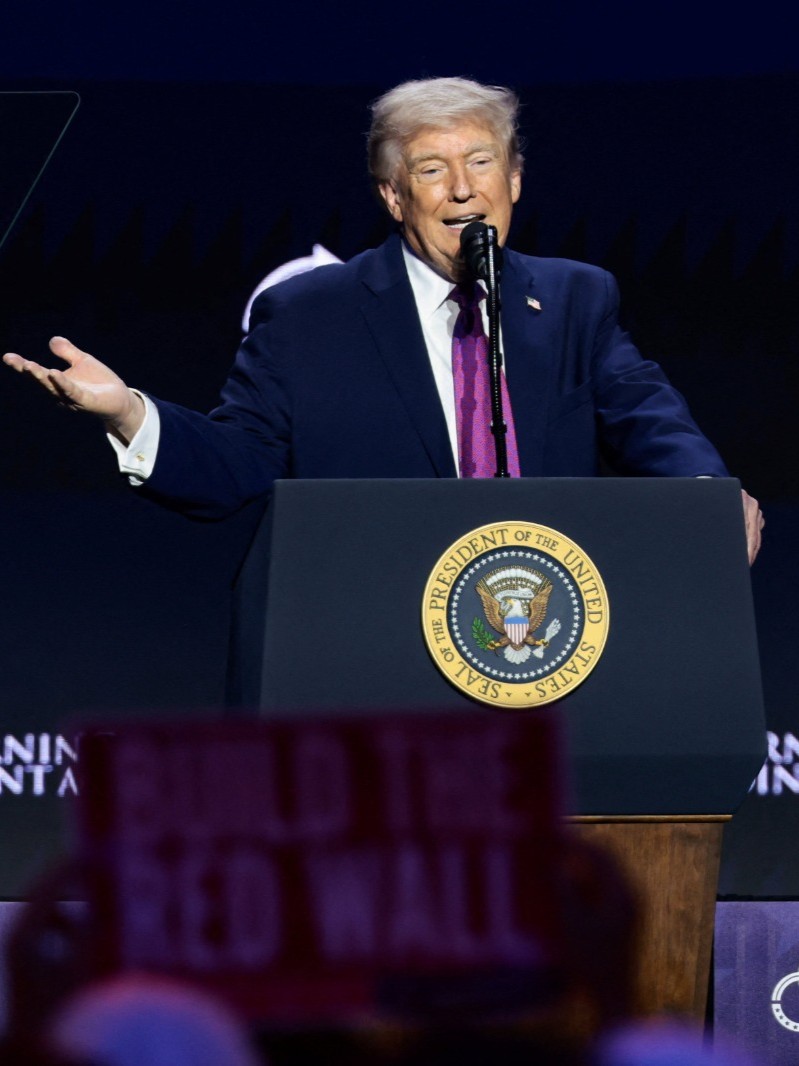 ترمب: لن نرفع الحصار عن مضيق هرمز قبل توقيع اتفاق مع إيران 