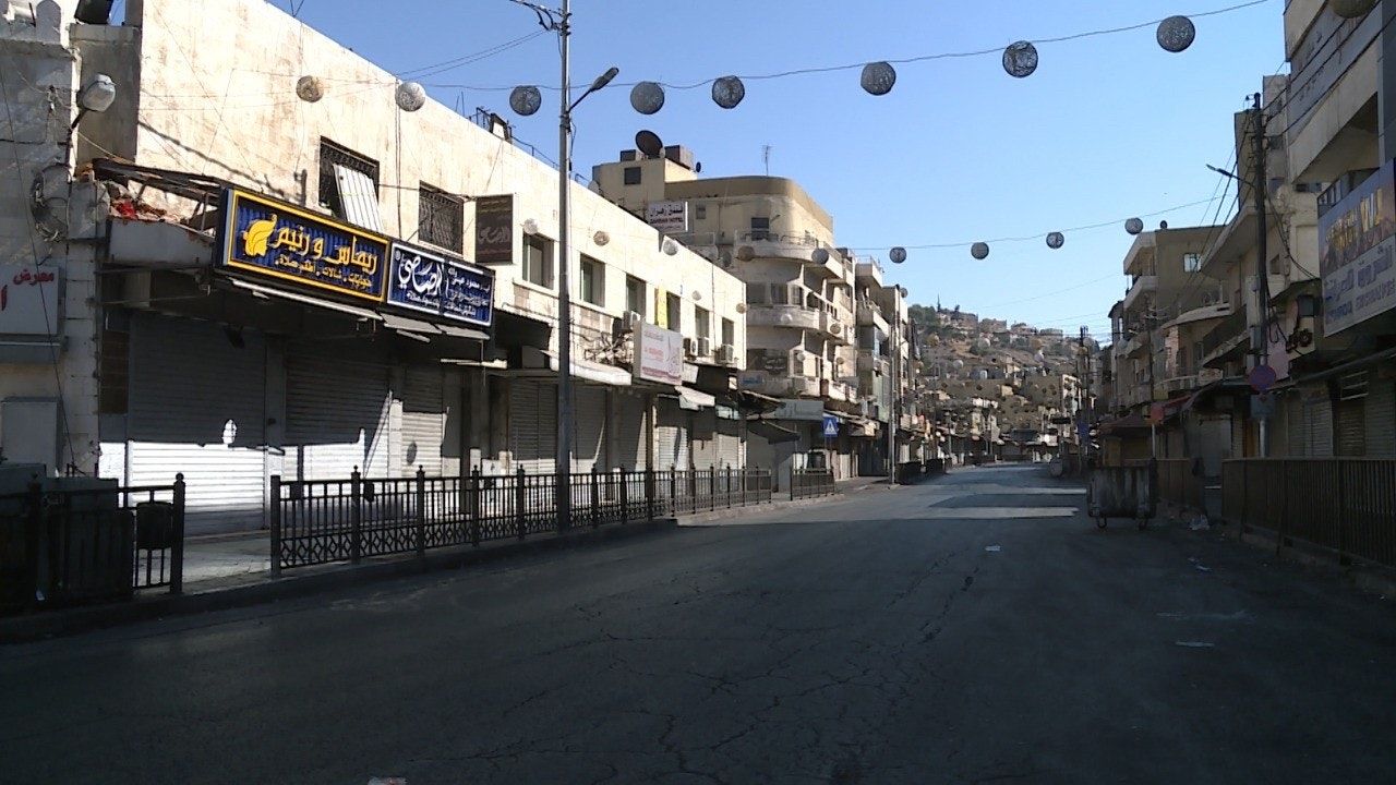 شوارع خالية ومحال مغلقة بعد قرارات فرض حظر التجوال، عمان، الأردن - الشرق