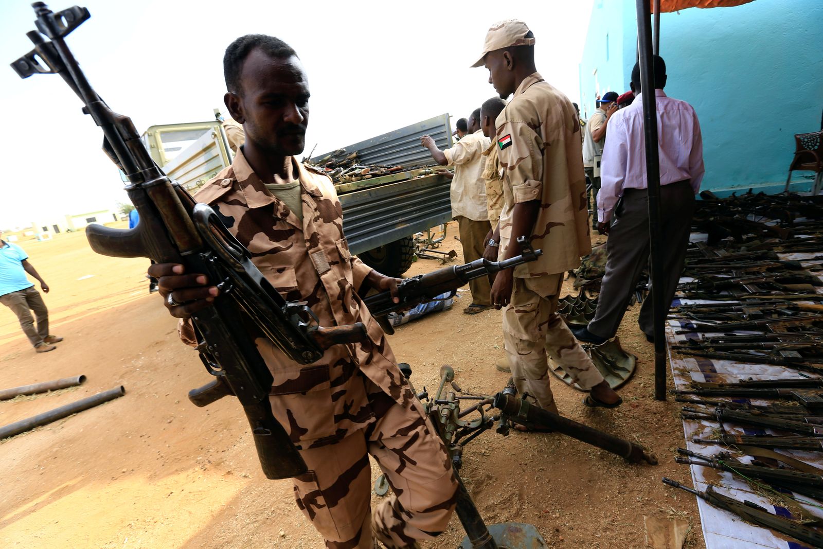 الجيش السوداني يواصل حملات جمع السلاح في مناطق النزاع في البلاد - REUTERS