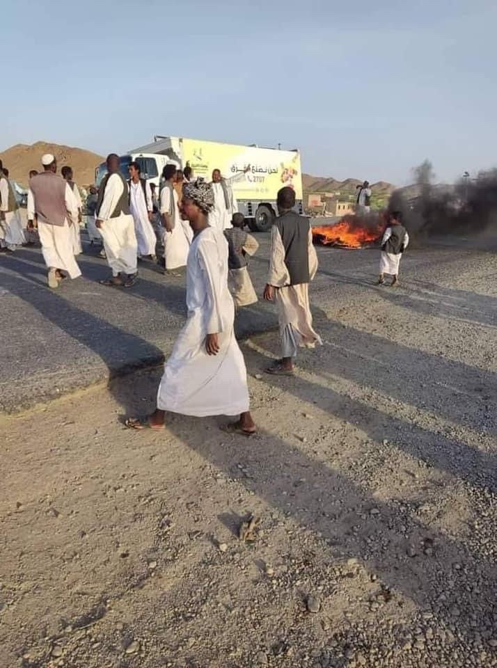  محتجون من أنصار المجلس الأعلى لنظارات البجا يغلقون الطريق الرابط بين الخرطوم وبورتسودان - 6 يونيو 2022 - الشرق