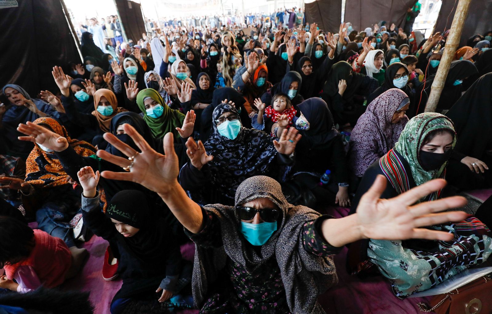 مجموعة من الهزارة الأفغان خلال احتجاج للمطالبة بالعدالة بعد مصرع عدد من الأشخاص في هجوم بمنطقة بولان- 7 يناير 2021 - REUTERS