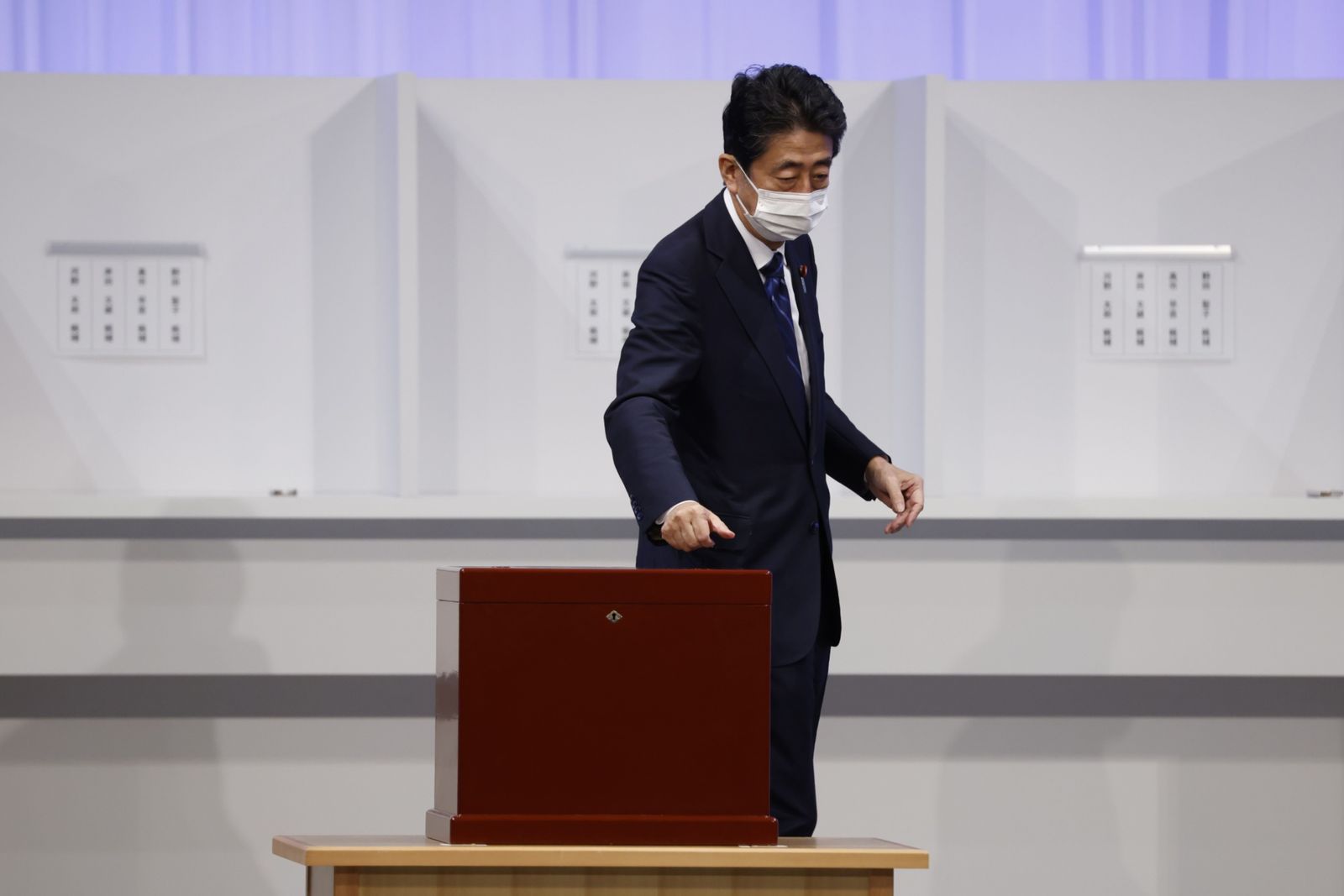 رئيس الوزراء الياباني السابق شينزو آبي يدلي بصوته في الانتخابات على زعامة الحزب الديمقراطي الليبرالي الحاكم في طوكيو - 29 سبتمبر 2021 - Bloomberg