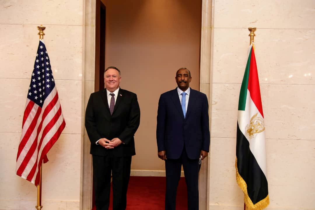 رئيس مجلس السيادة السوداني الفريق أول عبد الفتاح البرهان خلال استقباله وزير الخارجية الأميركي مايك بومبيو في العاصمة السودانية الخرطوم - 25 أغسطس - via REUTERS