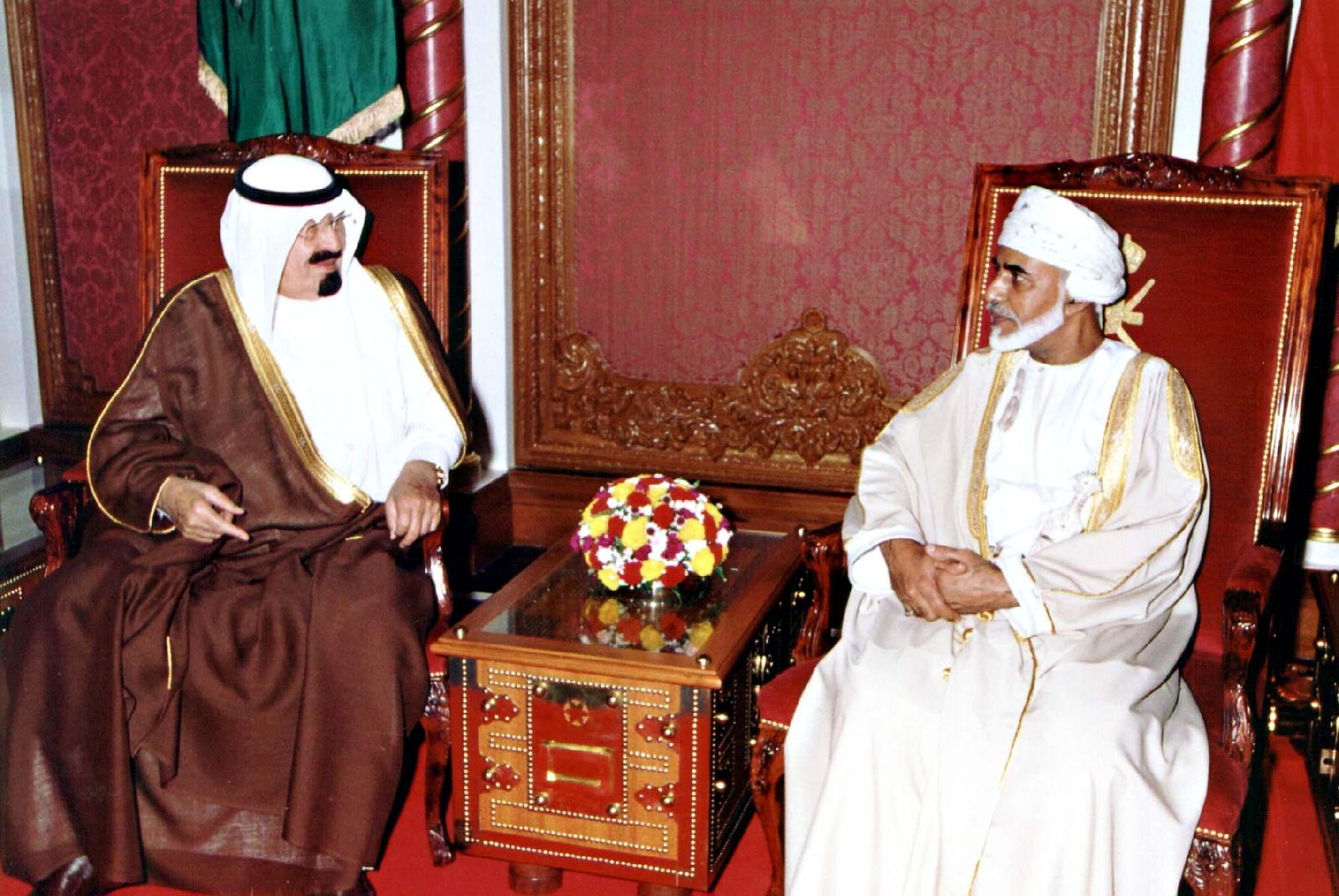 السلطان قابوس يلتقي ولي العهد السعودي آنذاك الأمير عبد الله في مسقط على هامش اجتماع لدول مجلس التعاون، أبريل 2000   - AFP