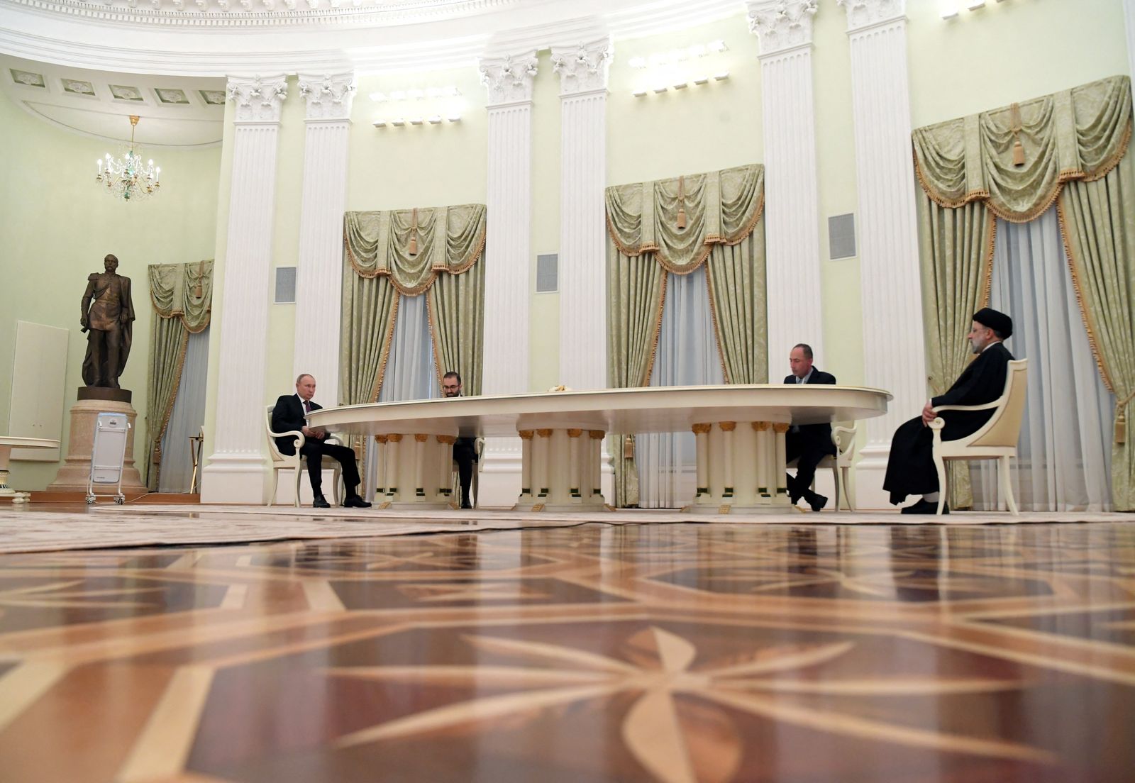 الرئيس الروسي فلاديمير بوتين ونظيره الإيراني إبراهيم رئيسي خلال اجتماعهما في موسكو. 19 يناير 2022 - REUTERS