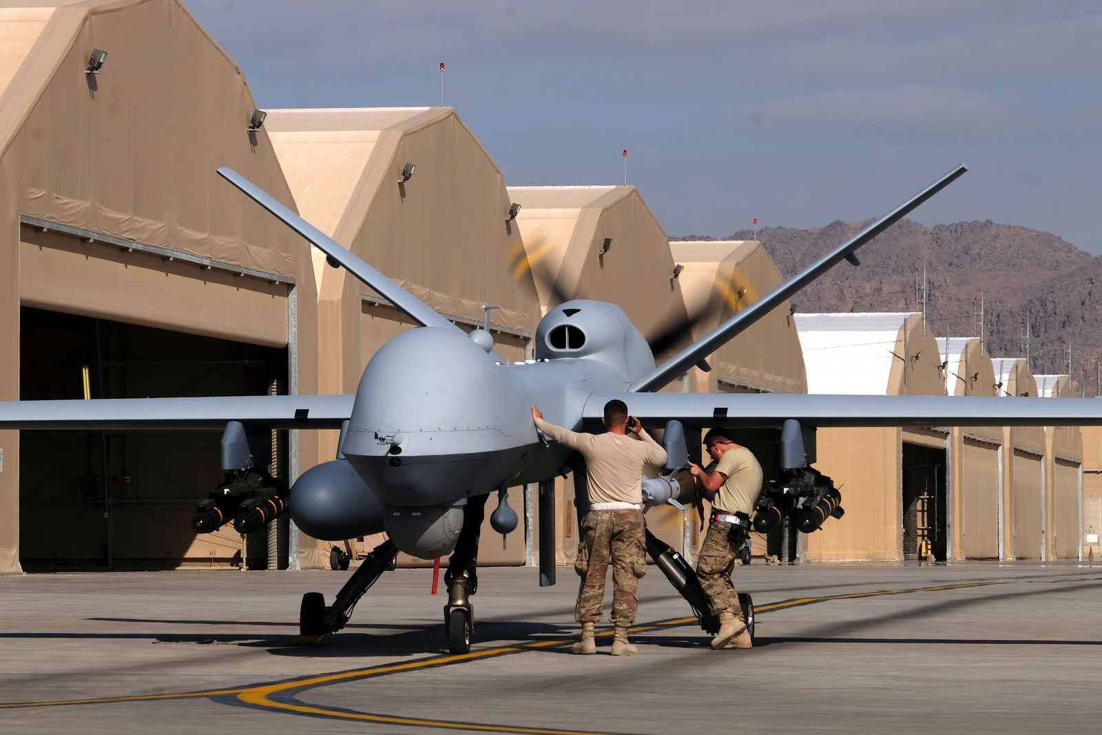 جنود أميركيون يجهزون طائرة بدون طيار لتنفيذ مهمة في قندهار، أفغانستان - REUTERS