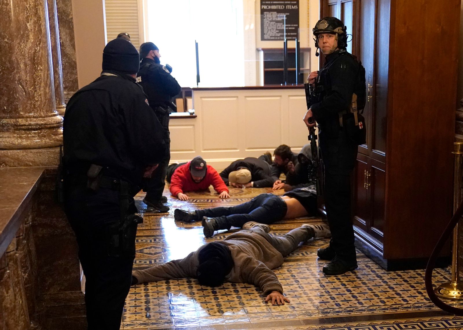 شرطة الكونغرس الأميركي خلال توقيف مجموعة متظاهرين من أنصار ترمب في الكونغرس - AFP