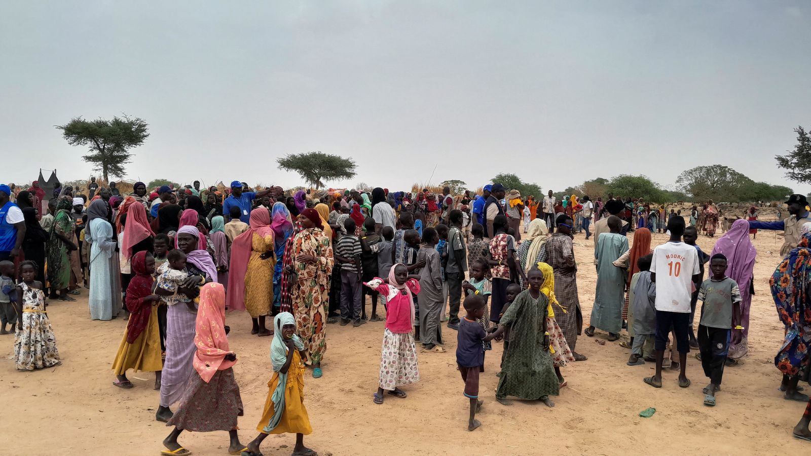 نازحون سودانيون يسجلون أسمائهم لدى وصولهم إلى تشاد، الحدود السودانية التشادية. 26 أبريل 2023