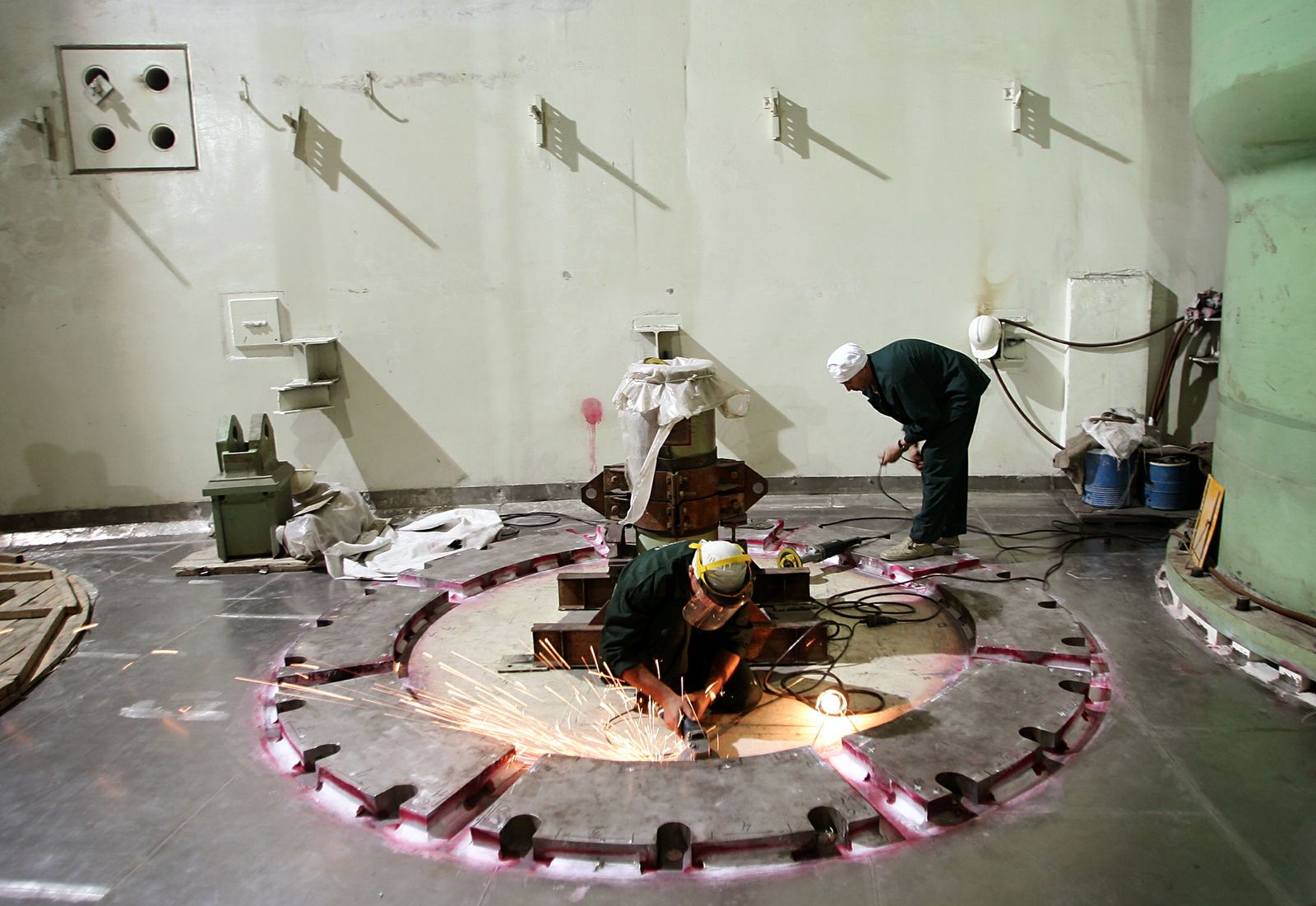 عمال روس يشاركون يشاركون في بناء أول مفاعل نووي إيران في محطة بوشهر النووية. 21 يونيو 2005. - reuters