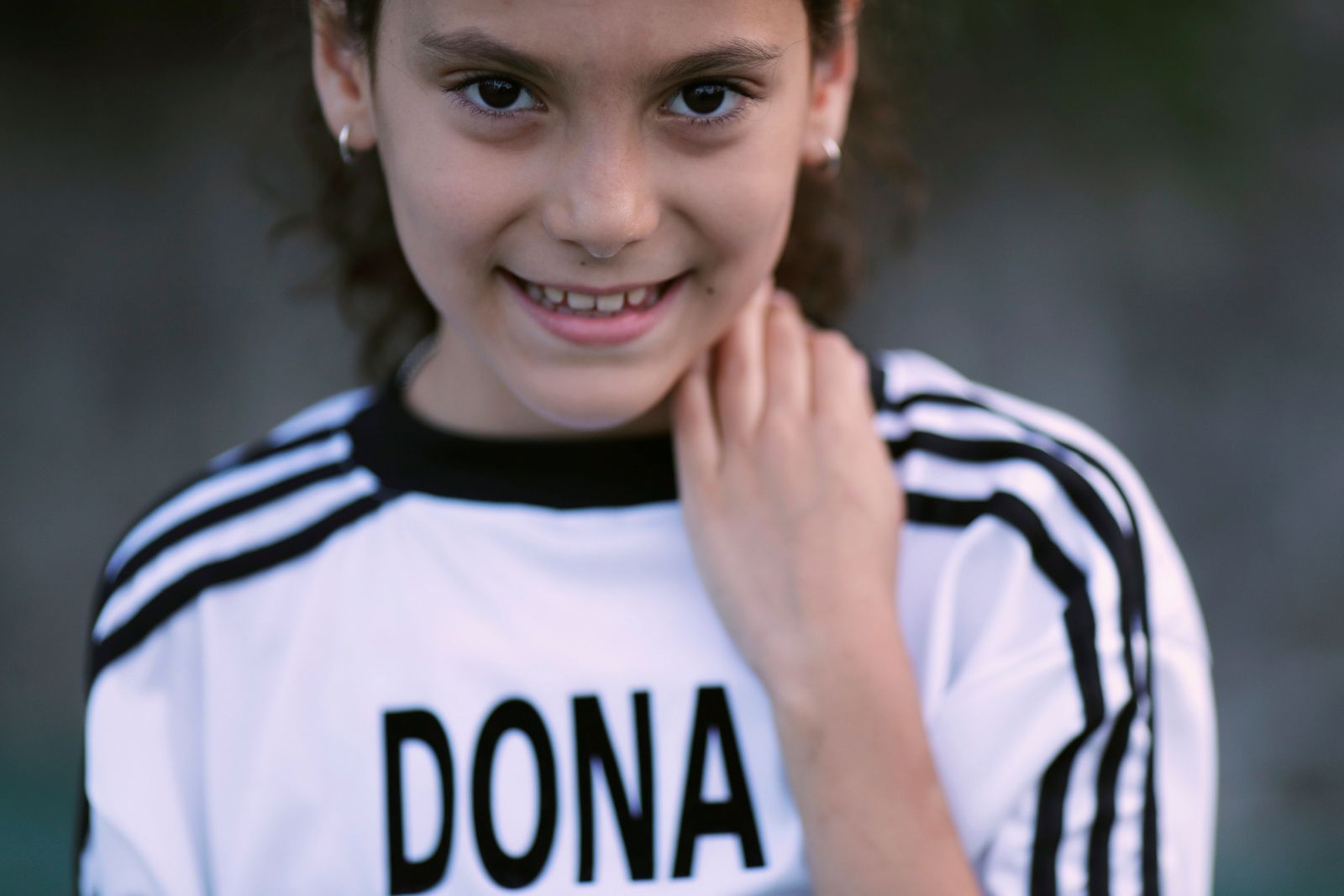 الطفلة الأرجنتينية دونا، ترتدي القميص رقم 10 المفضل للاعب الراحل مارادونا - REUTERS