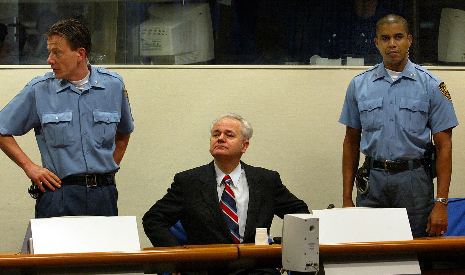 الرئيس اليوغوسلافي السابق سلوبودان ميلوسيفيتش خلال جلسة للمحكمة الجنائية الدولية في لاهاي - 13 فبراير 2002 - Reuters