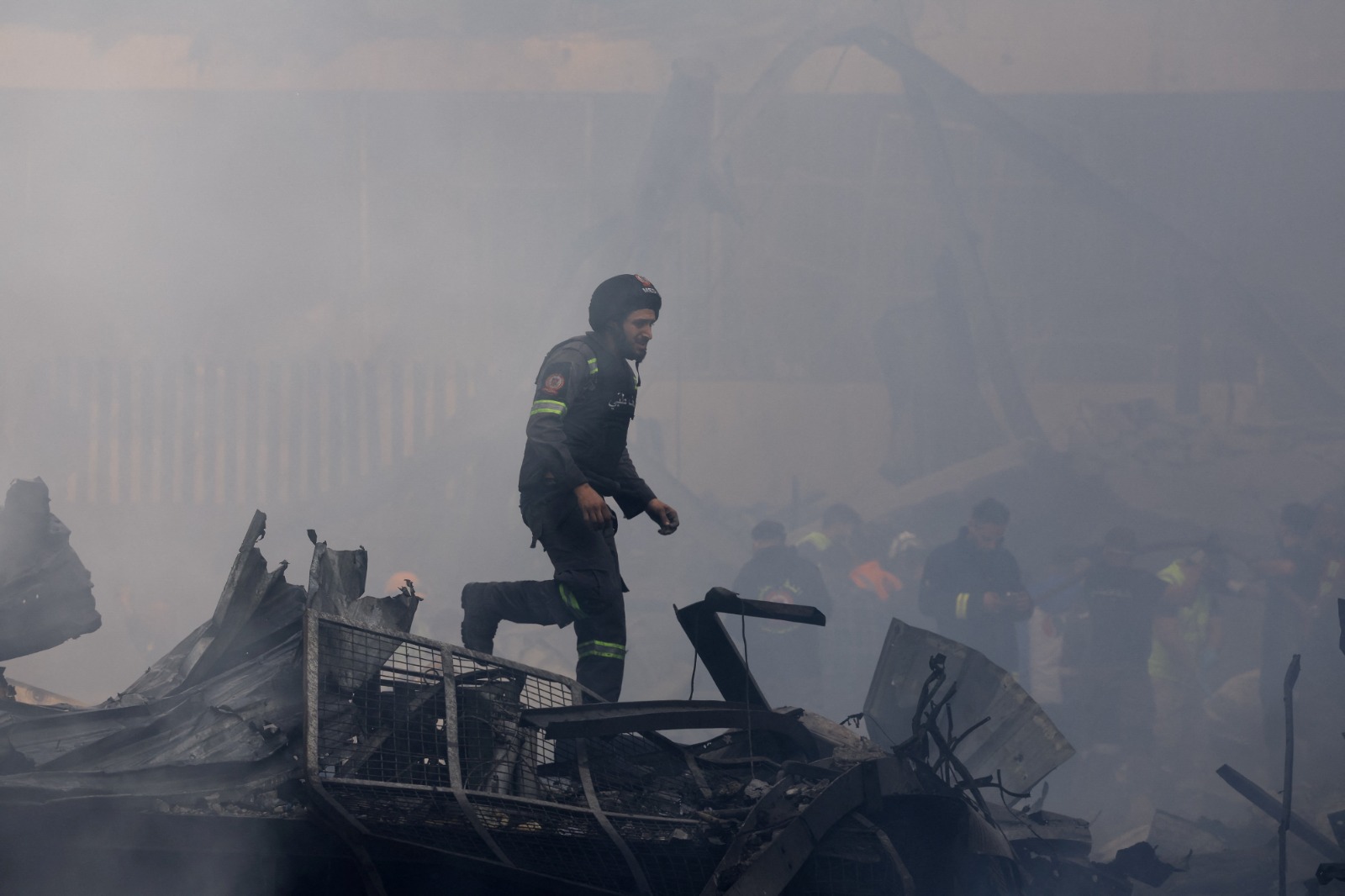 رجل إنقاذ في موقع غارة إسرائيلية على بيروت، لبنان. 8 أبريل 2026
