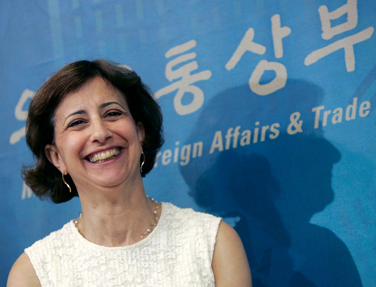 ويندي كاتلر، النائبة السابقة بالوكالة للممثل التجاري الأميركي، خلال مؤتمر صحافي في سيول - 22 يونيو 2007 - REUTERS