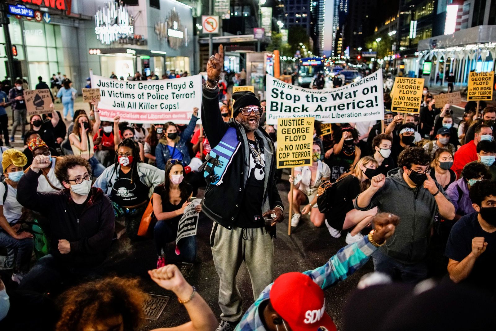 متظاهرون من حركة حياة السود مهمة في مظاهرات إثر الحكم على الشرطي المتهم في قضية مقتل جورج فلويد 21 أبريل 2021 - REUTERS