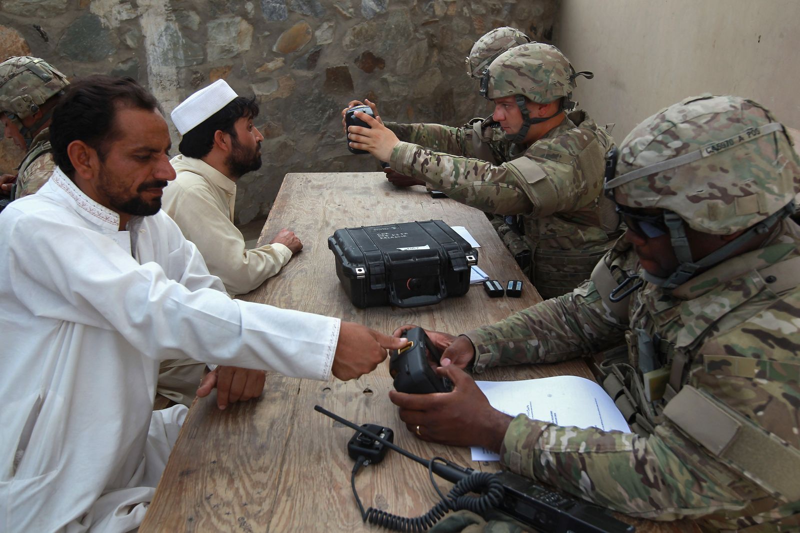 جنود أميركيون يجرون مسحاً بيومترياً لرجلين أفغانيين قرب الحدود مع باكستان - Getty Images