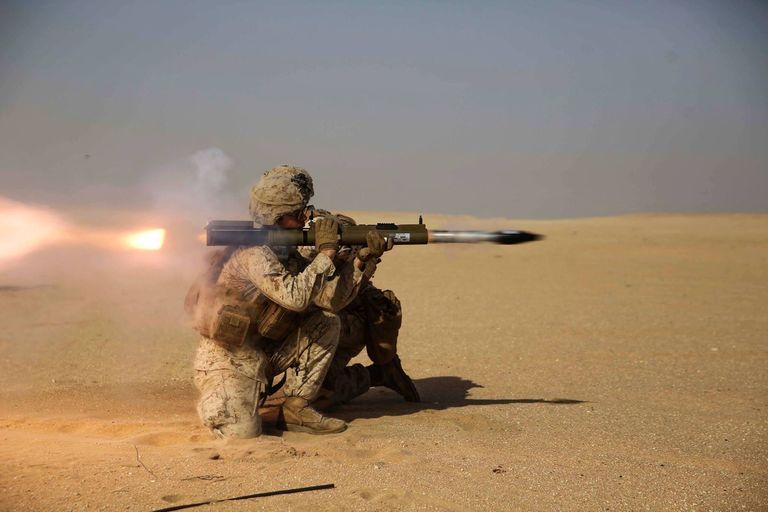 أحد مشاة البحرية الأميركية يطلق النار من سلاح خفيف مضاد للدبابات من طراز (M7-LAW) - Nammo