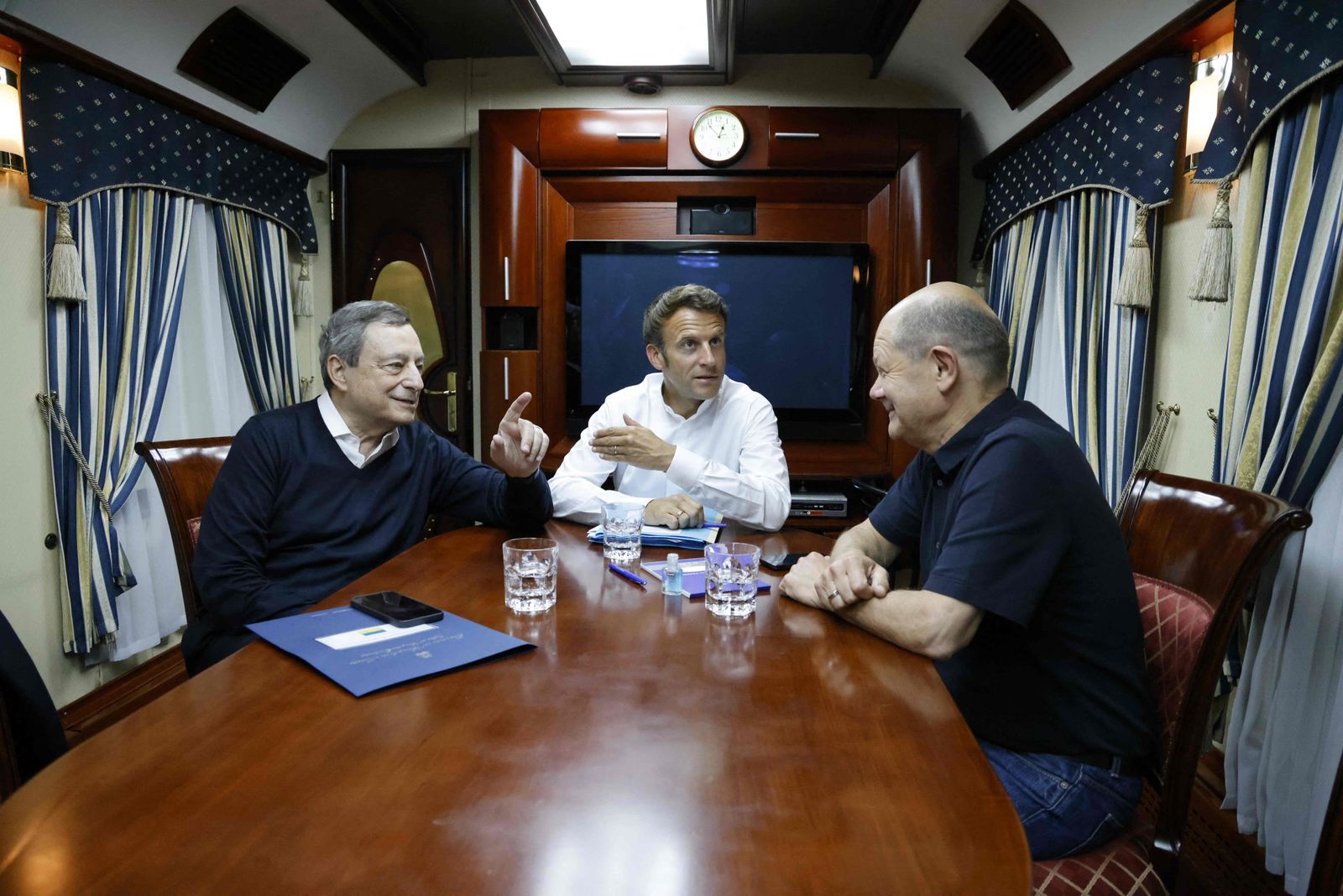 الرئيس الفرنسي إيمانويل ماكرون والمستشار الألماني أولاف شولتز ورئيس الوزراء الإيطالي ماريو دراجي يسافرون على متن قطار متجه إلى كييف. 16 يونيو 2022 - AFP
