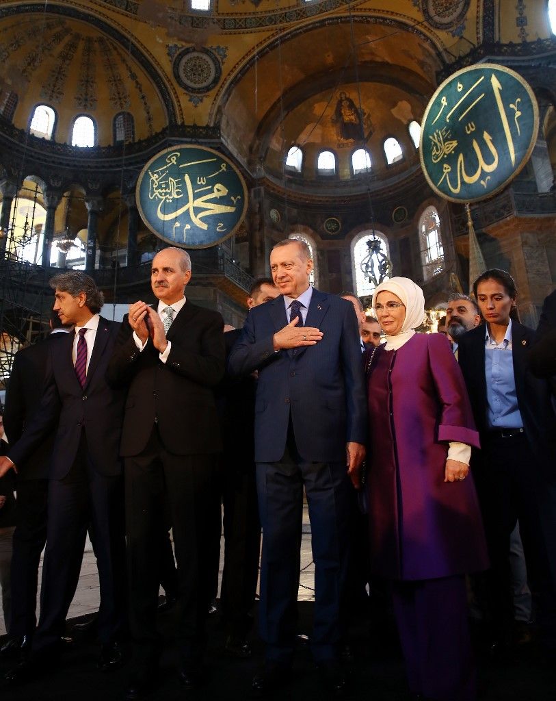 الرئيس التركي رجب طيب أردوغان ,زوجته أمينة خلال افتتاح بينالي للفنون في آيا صوفيا -  31 مارس 2018  - AFP