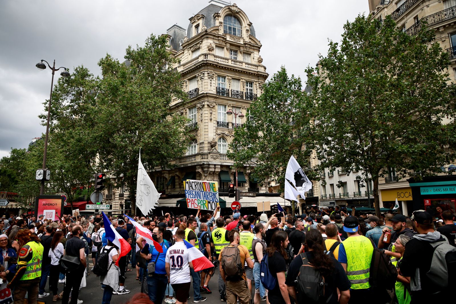مظاهرة ضد الإجراءات الجديدة لمواجهة تفشي فيروس كورونا في باريس وفرض الشهادة الصحية 31 يوليو 2021 - REUTERS