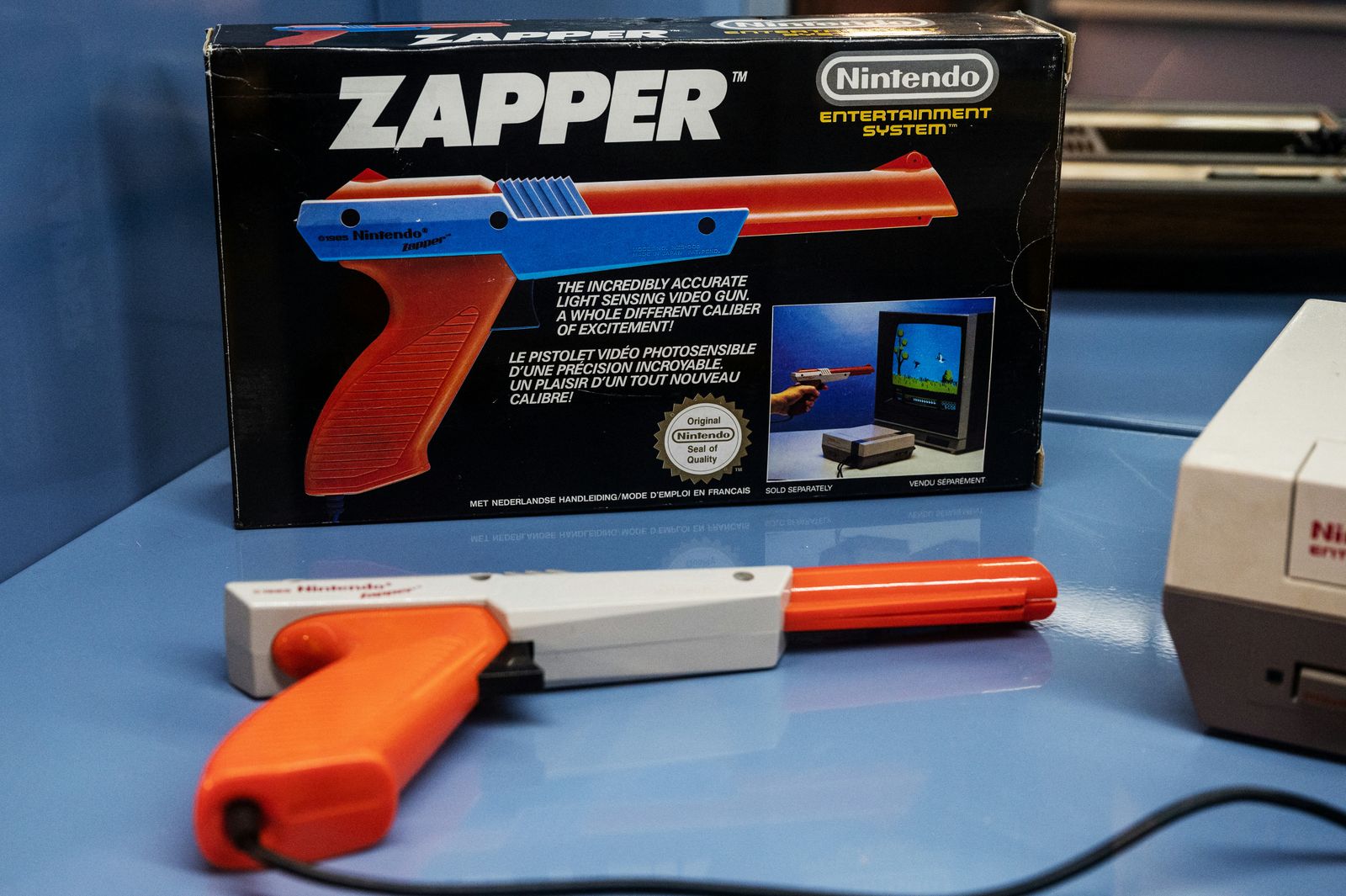 بندقية NES Zapper تنتمي إلى مجموعة تشارلز كروس محفوظة في مكتبة فرانسوا ميتران الوطنية في العاصمة الفرنسية باريس - 4 أغسطس 2022 - AFP