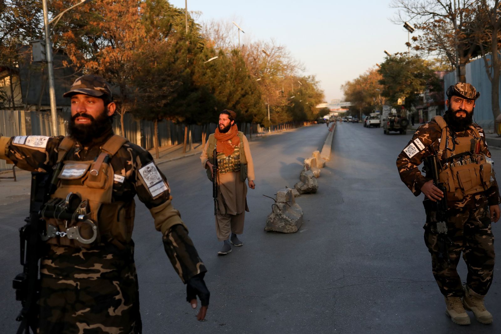 مقاتلون تابعون لطالبان ينتشرون في موقع الانفجار الذي ضرب المستشفى العسكري في كابول- 2 نوفمبر 2021 - REUTERS