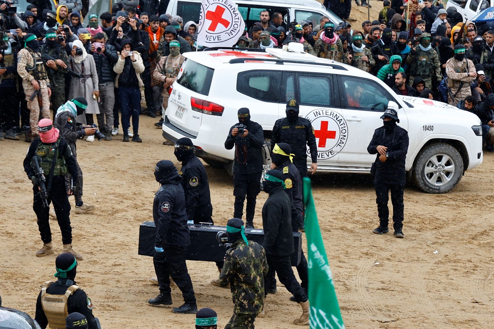 Palestinian militants carry a coffin on the day Hamas hands over deceased hostages Oded Lifschitz, Shiri Bibas and her two children Kfir and Ariel Bibas, seized during the deadly October 7, 2023 attack, to the Red Cross, as part of a ceasefire and hostages-prisoners swap deal between Hamas and Israel, in Khan Younis in the southern Gaza Strip February 20, 2025. REUTERS/Hatem Khaled