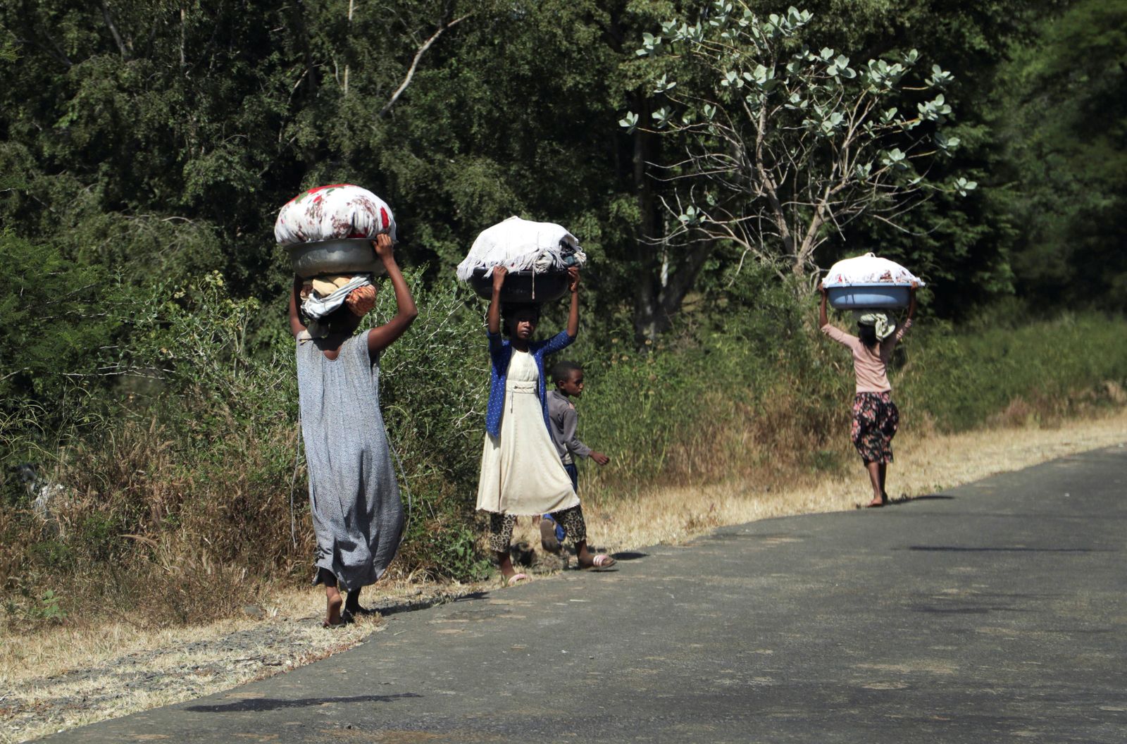 فتيات يحملن أغراضاً  قرب بلدة سوروكا بمنطقة أمهرة قرب من الحدود مع تيغراي، إثيوبيا، 9 نوفمبر 2020  - REUTERS