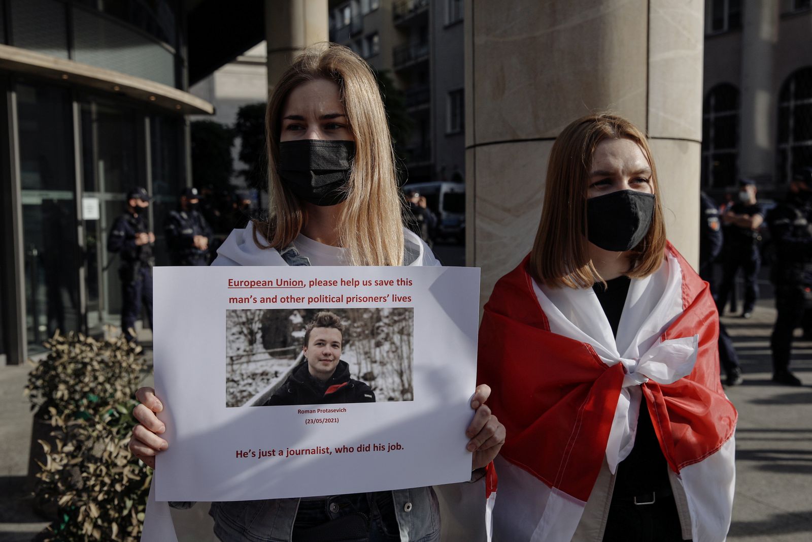 سيدتان خلال احتجاج في وارسو على اعتقال الصحافي البيلاروسي المعارض رومان بروتاسيفيتش - 24 مايو 2021 - REUTERS