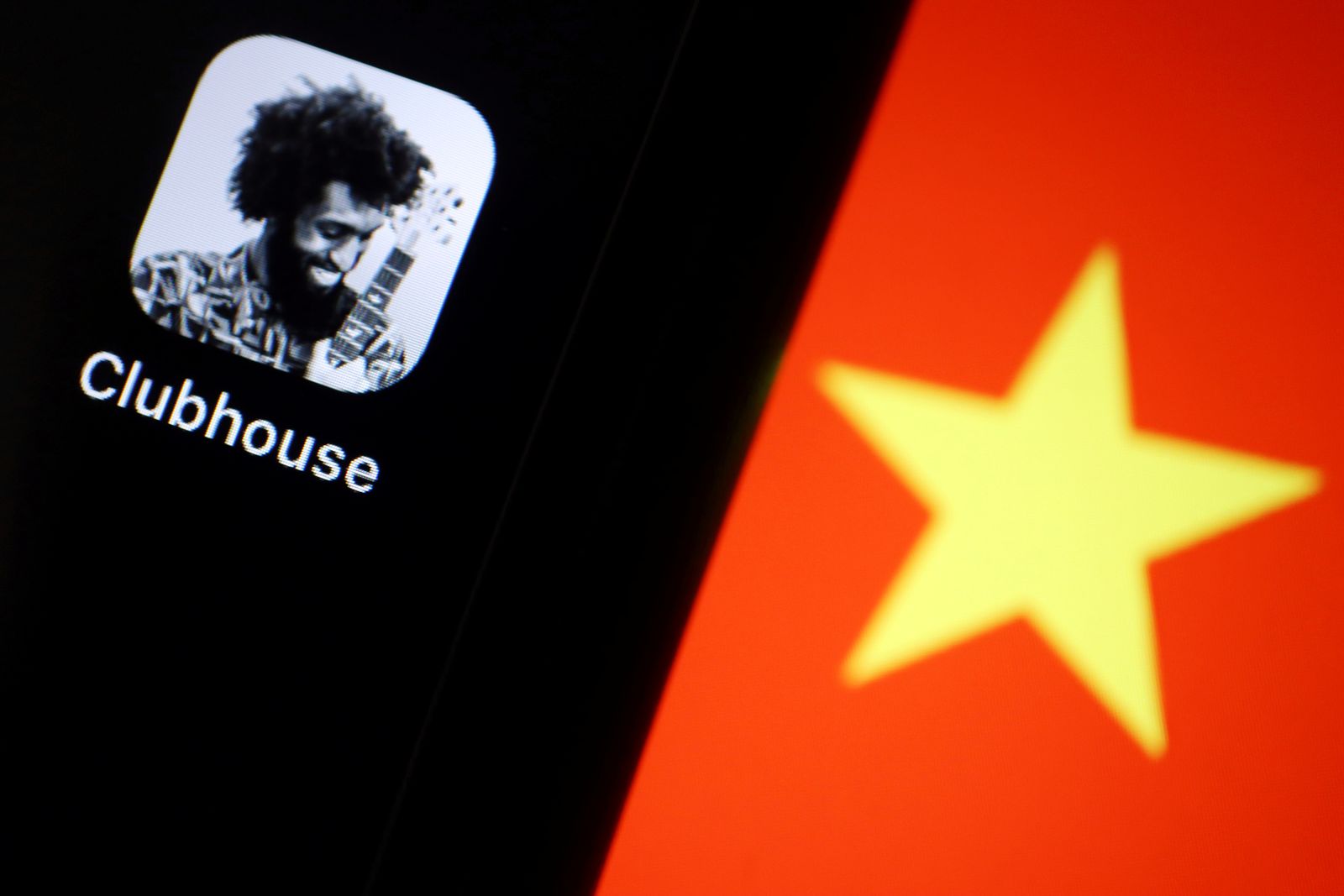 تطبيق Clubhouse على شاشة هاتف ذكي وفي الخلفية علم الصين - REUTERS
