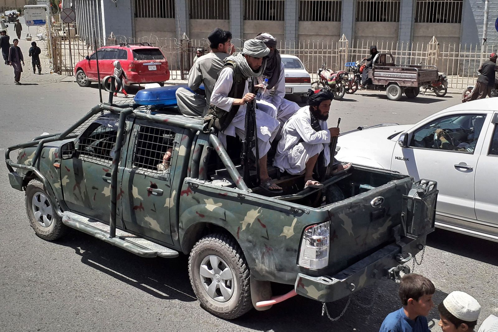 مقاتلو طالبان في سيارة تابعة لمديرية الأمن الوطني الأفغانية في أحد شوارع قندهار. 13 أغسطس 2021 - AFP