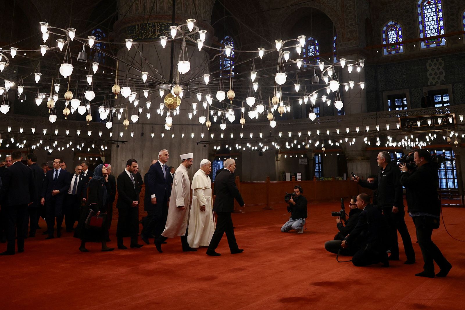 Pope Leo XIV visits the Sultanahmet Mosque, known as the Blue Mosque, during his first apostolic journey, in Istanbul, Turkey, November 29, 2025. REUTERS/Yara Nardi