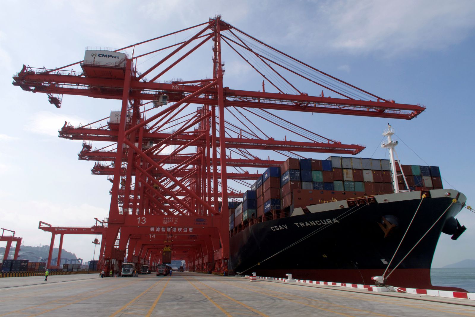 سفينة حاويات في ميناء ماوان الذكي في منطقة التجارة الحرة تشيانهاي شيكو بمقاطعة قوانجدونج الصينية، 27 سبتمبر 2020 - REUTERS
