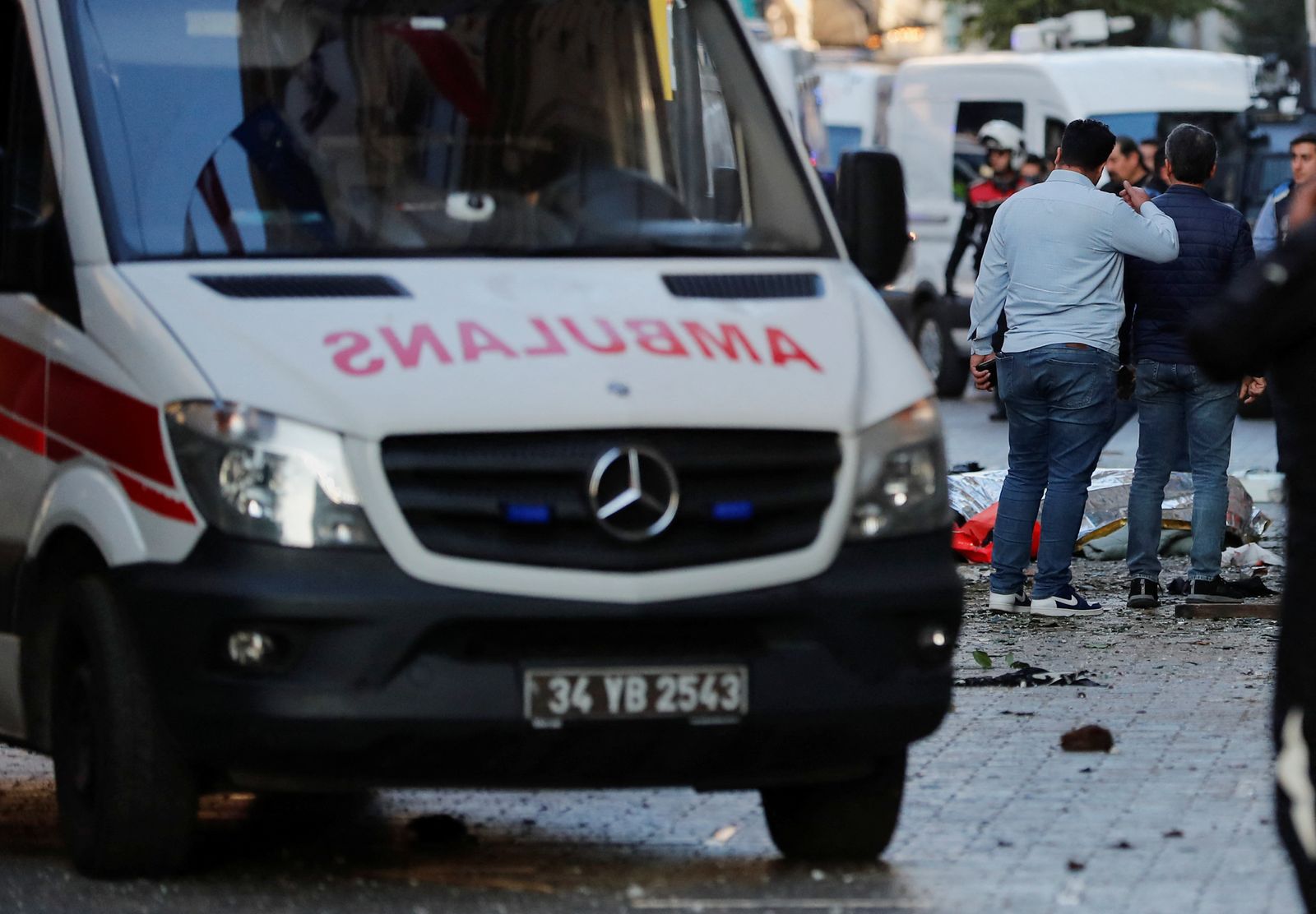 وصول سيارات الإسعاف بالقرب من مكان الحادث بعد انفجار في منطقة تقسيم بوسط إسطنبول، تركيا، 13 نوفمبر 2022. - RUETERS