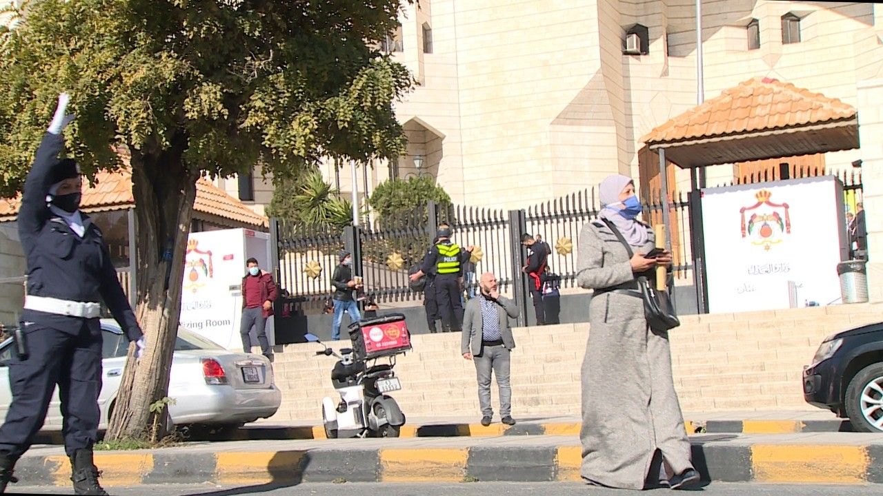 عدد من المارة أمام مقر وزارة العدل الأردنية في العاصمة عمّان - الشرق