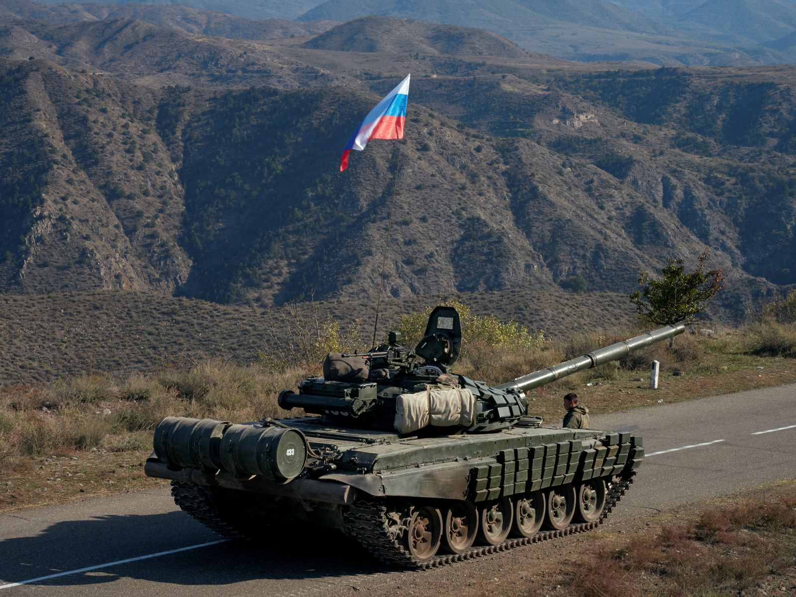 دبابة روسية في إقليم ناجورنو قره باغ - 10 نوفمبر 2020 - REUTERS
