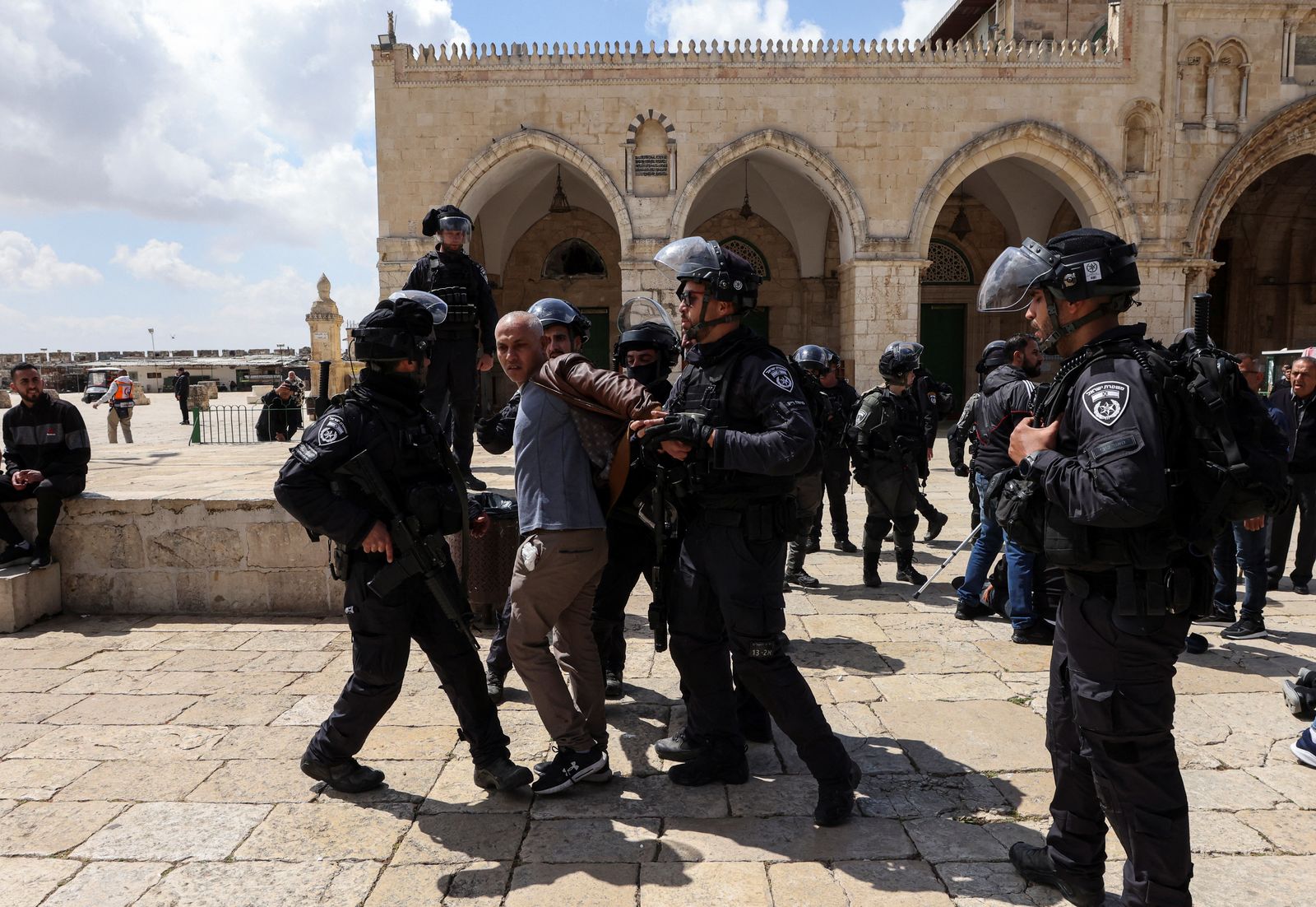 الأمن الإسرائيلي يعتقل أحد المحتجين على اقتحام مستوطنين باحات الأقصى. 5 مايو 2022  - REUTERS